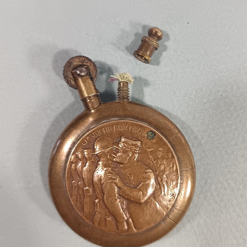 BRIQUET DE POILUS " HONNEUR AUX BRAVES " ET 13 PORTE BONHEUR ARTISANAT DE TRANCHEES SOUVENIR GUERRE 1914 - 1918
